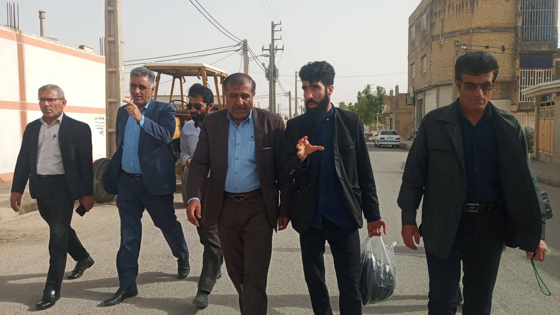گزارش تصویری از برنامه پاکسازی محله مسکن مهر با حضور شورای شهر ،شهردار و امام جمعه ی محترم ومردم